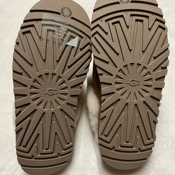 UGG Slippers - Picture 6 of 6